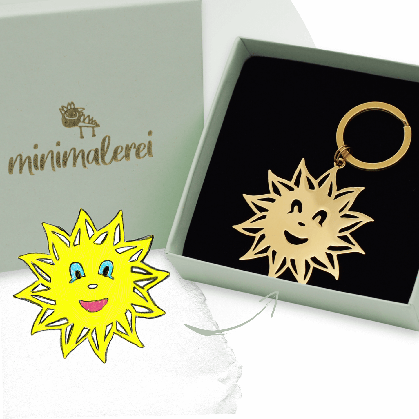 Gelbe Sonne mit Gesicht aus Kinderzeichnung als goldener Anhänger in Minimalerei-Geschenkbox