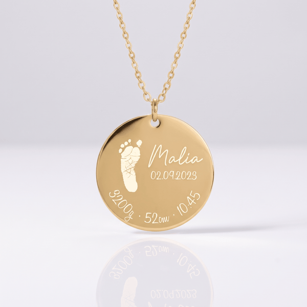 Goldfarbene Geburtskette mit Fußabdruck, Name und Geburtsdaten, einzeln lasergraviert (Mit KI bearbeitet)