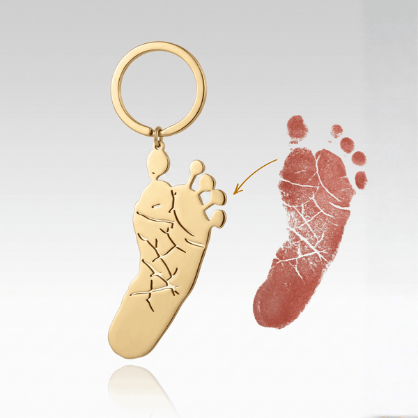 Schlüsselanhänger in Gold mit Fußabdruck vom Baby als filigraner Anhänger, konturgenau ausgeschnitten