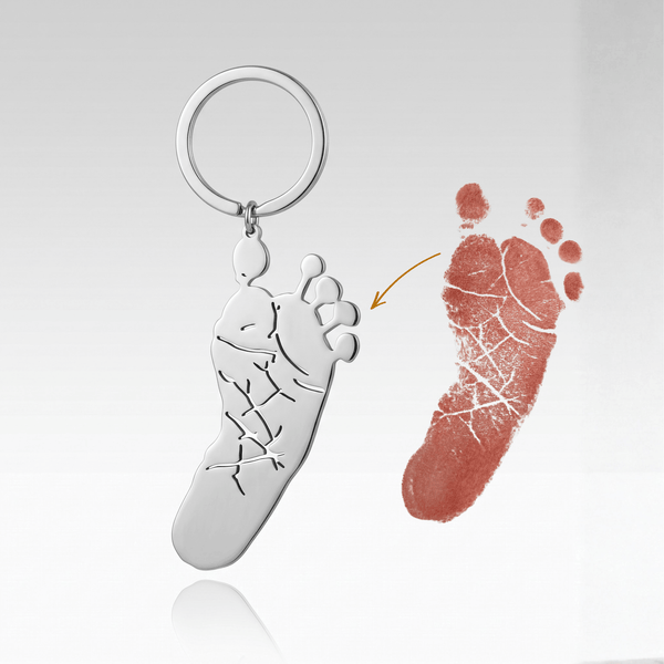 Schlüsselanhänger in Silber mit Fußabdruck vom Baby als filigraner Anhänger, konturgenau ausgeschnitten