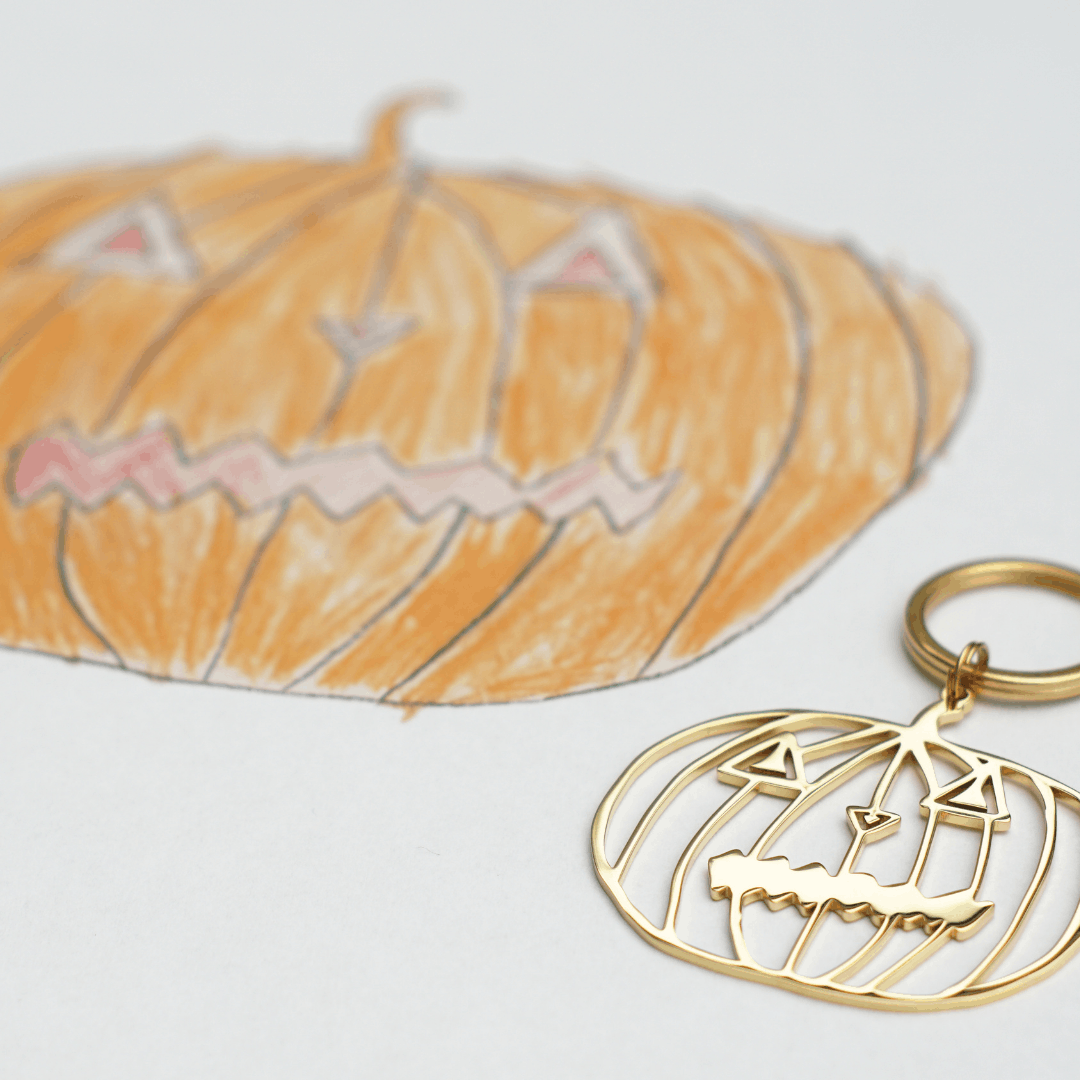 Kürbis-Zeichnung als goldener Schlüsselanhänger – jede Kinderzeichnung als Geschenk